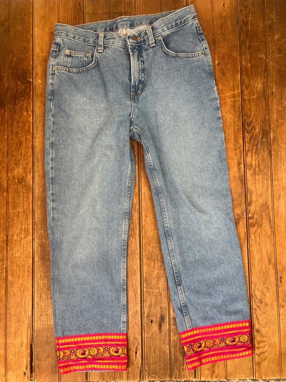 Women’s Agolde crop length jeans Blue Denim with sari print Cuffs size 28